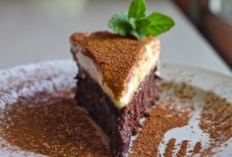 Шоколадный торт с белым муссом