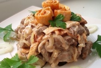 Говяжья печень с луком и яйцами