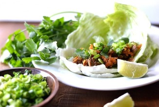 Пряный салат на листе салата