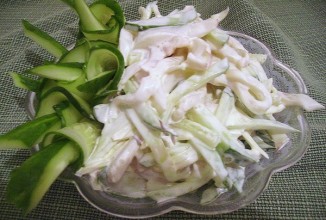 Кальмары с яйцами и огурцами