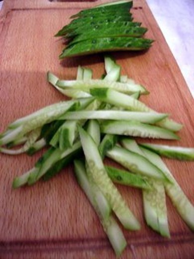 Кальмары с яйцами и огурцами - Шаг 3