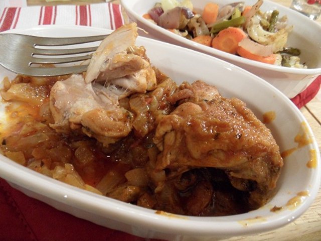 Жареная курица под соусом