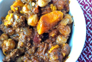 Чили с говядиной, овощами и шоколадом