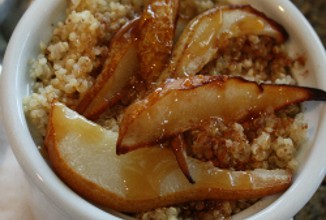 Киноа с запеченными грушами