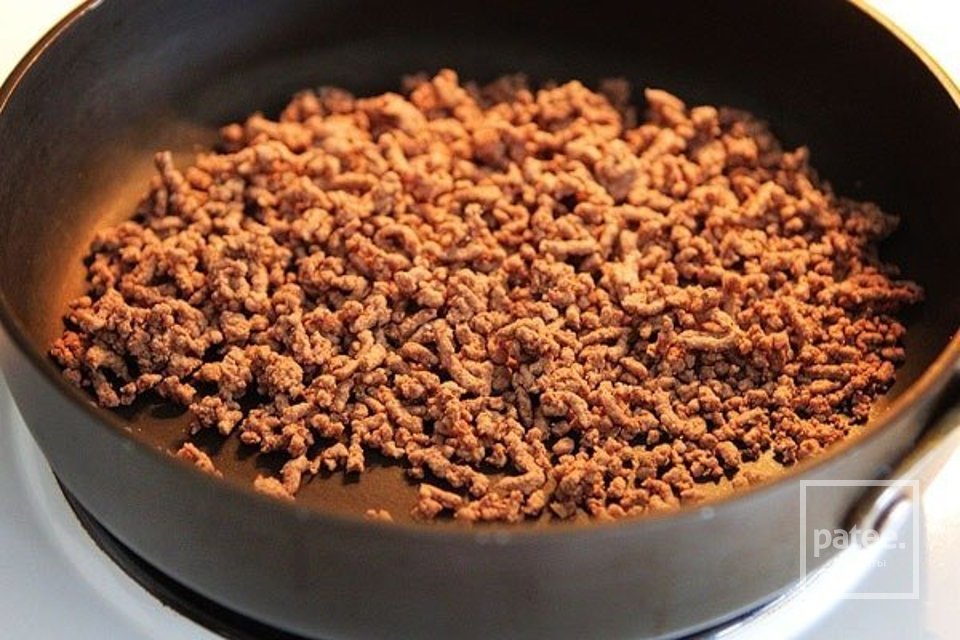 Паста с фаршем под сырным соусом - Шаг 1