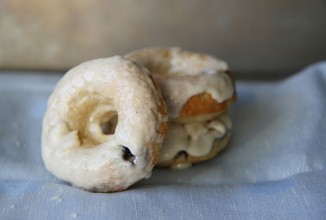 Черничные пончики с ванильной глазурью