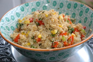 Салат из киноа с кукурузой и красным перцем