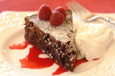 Рецепт Шоколадно-миндальный торт с малиновым соусом