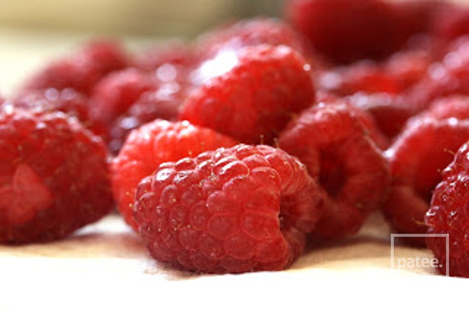 Шоколадно-миндальный торт с малиновым соусом - Шаг 4