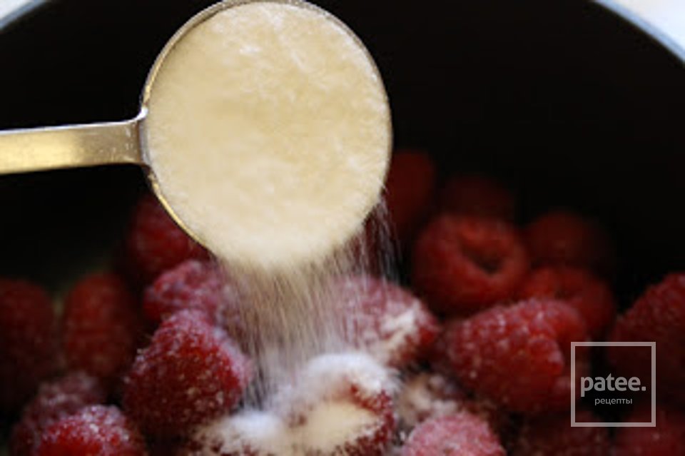 Шоколадно-миндальный торт с малиновым соусом - Шаг 5