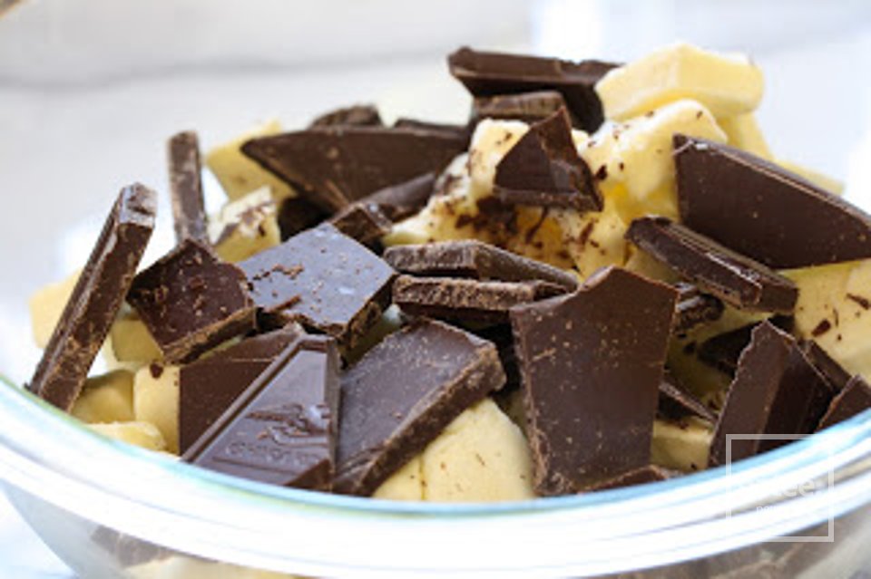 Шоколадно-миндальный торт с малиновым соусом - Шаг 7