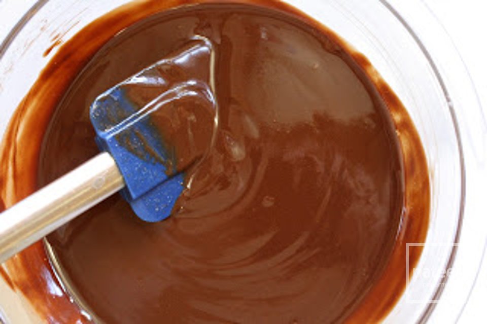 Шоколадно-миндальный торт с малиновым соусом - Шаг 8