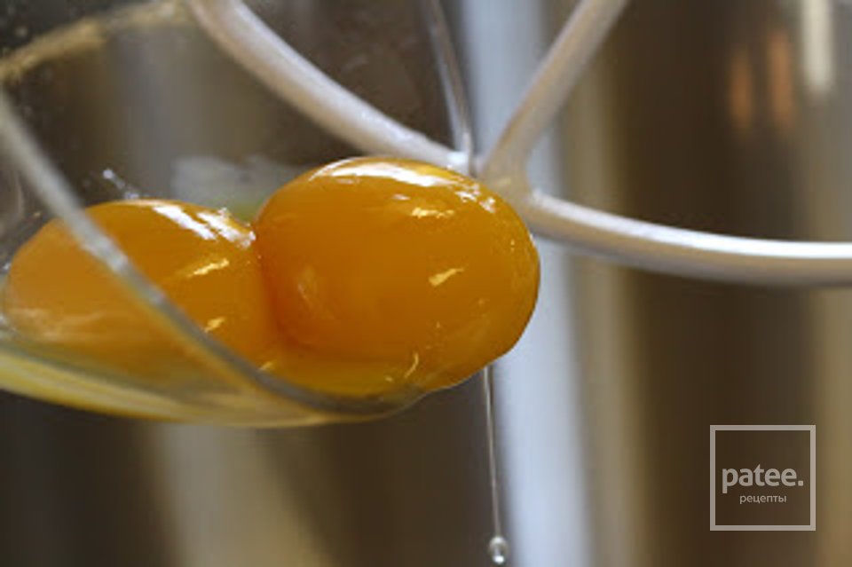 Шоколадно-миндальный торт с малиновым соусом - Шаг 9