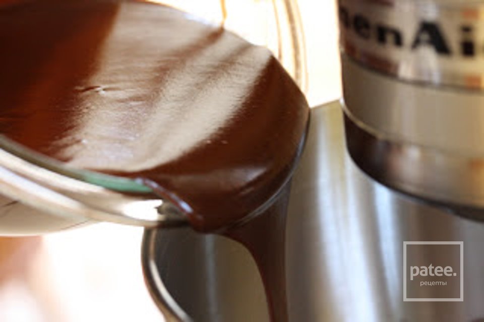 Шоколадно-миндальный торт с малиновым соусом - Шаг 10