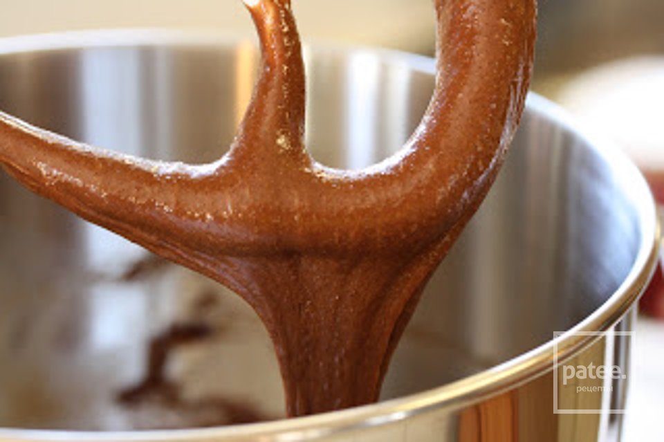 Шоколадно-миндальный торт с малиновым соусом - Шаг 11