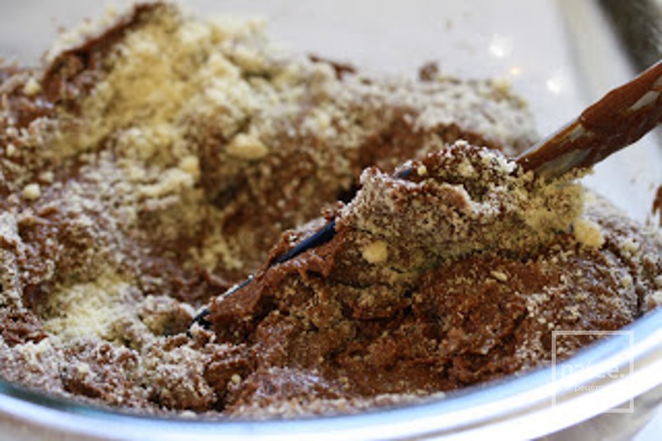 Шоколадно-миндальный торт с малиновым соусом - Шаг 12