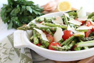 Салат из спаржи с помидорами
