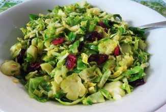 Салат из обжаренной брюссельской капусты