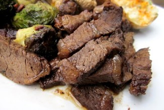 Стейк с грибами под соусом