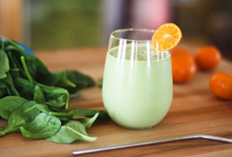 Апельсиновый смузи с шпинатом