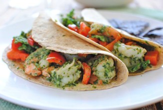 Тако с креветками и капустой