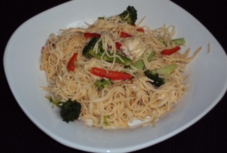 Паста с курицей и арахисовым соусом по-тайски