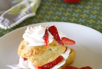 Печенье с клубникой и сливками