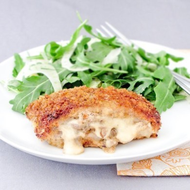 Свиные отбивные с сыром и грибами