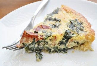 Запеканка с беконом, яйцами и капустой кале