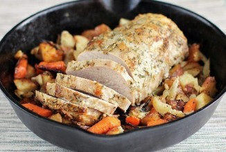 Запеченная  свиная вырезка с морковью и картофелем