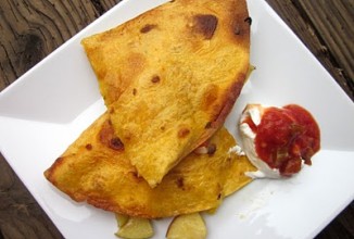 Кесадилья с курицей и яблоками