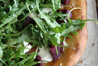 Пицца с рукколой, свеклой и козьим сыром