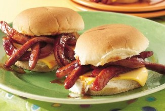 Бутерброды с червями из сосисок