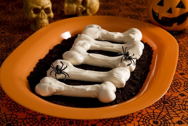 Кости из безе на Хэллоуин
