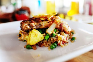 Свиные ребрышки с рисом и ананасом