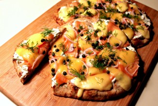 Пицца с копченой лососиной