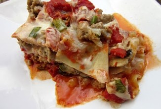 Пицца-лазанья с индейкой, оливками и грибами