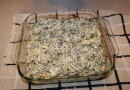 Шпинат с артишоками запеченный под сыром