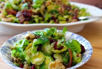 Киноа с брюссельской капустой и беконом