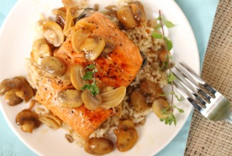 Коричневый рис с лососем, вином и грибами