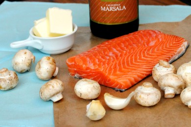 Коричневый рис с лососем, вином и грибами - приготовление