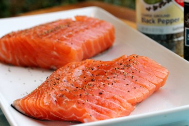 Коричневый рис с лососем, вином и грибами - приготовление