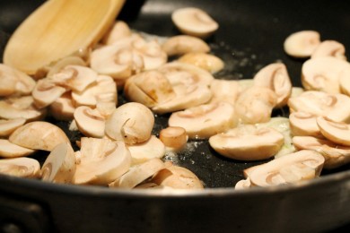 Коричневый рис с лососем, вином и грибами - приготовление