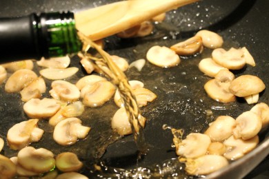 Коричневый рис с лососем, вином и грибами - приготовление