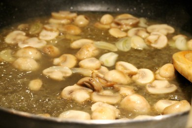 Коричневый рис с лососем, вином и грибами - приготовление