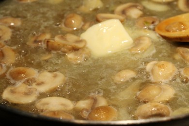 Коричневый рис с лососем, вином и грибами - приготовление