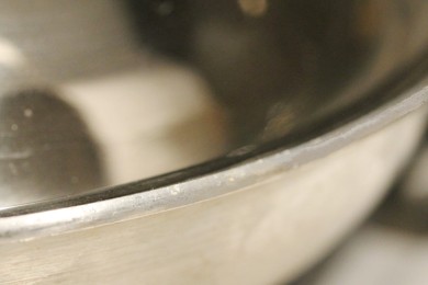 Коричневый рис с лососем, вином и грибами - приготовление