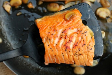 Коричневый рис с лососем, вином и грибами - приготовление