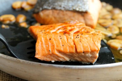 Коричневый рис с лососем, вином и грибами - приготовление