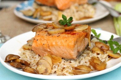 Коричневый рис с лососем, вином и грибами - приготовление